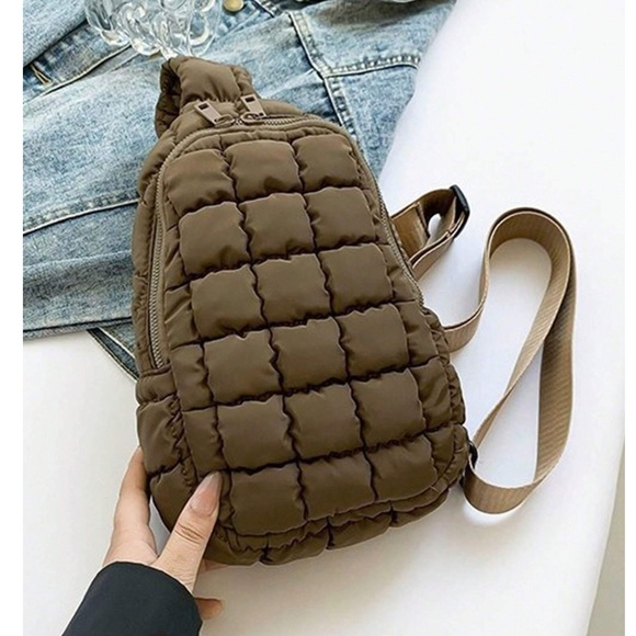 Luxe Quilted Adjustable Strap Zipper High Capacity Crossbody Bag - Picture 8 of 9